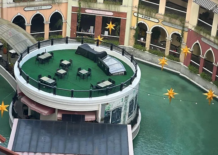Modern 1 Bedroom Spacious With Venice Grand Canal View Apartment Manila